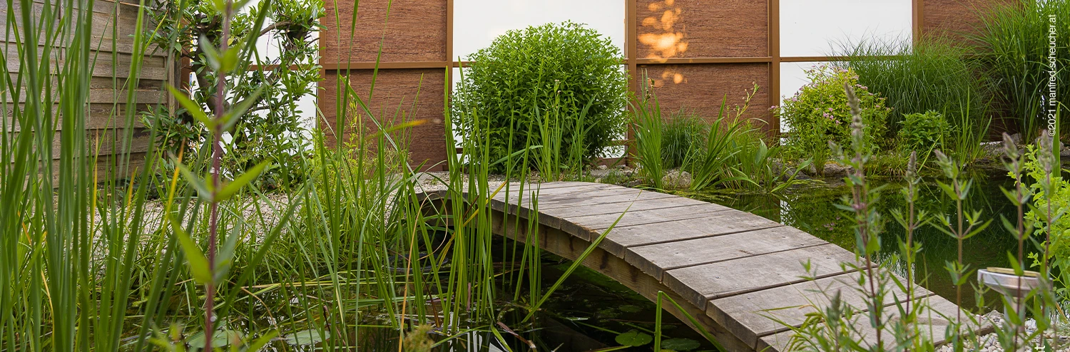 Gartenteich mit Holzbrücke