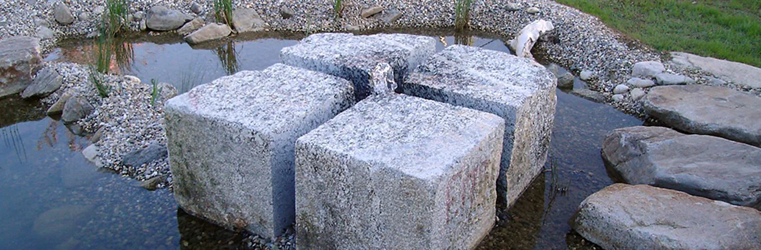 Wasserspiel aus Granitblöcken: Link zu Wasserspiele
